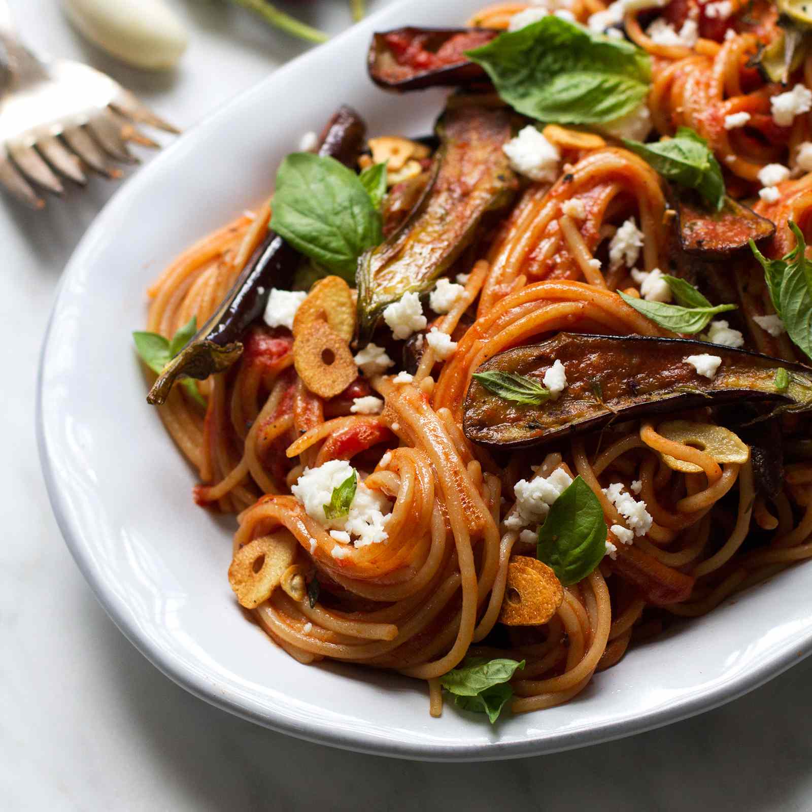 烤茄子、蒜蓉和罗勒通心粉