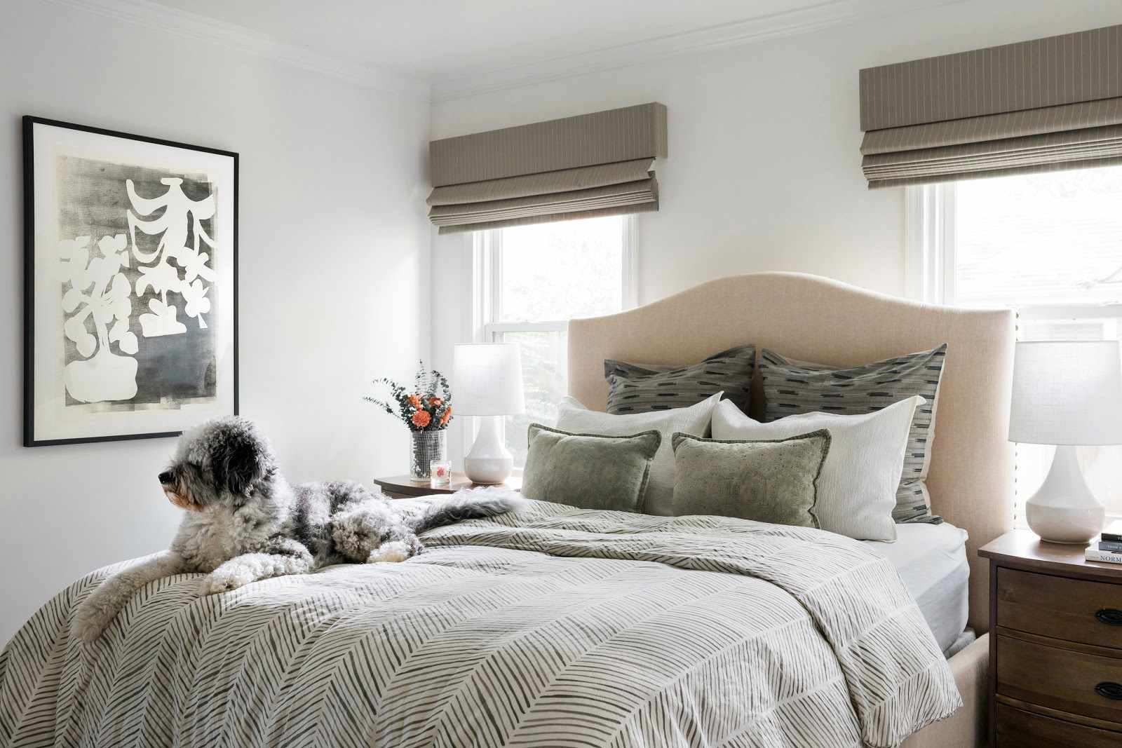 舒适的卧室有两个窗口之间的床