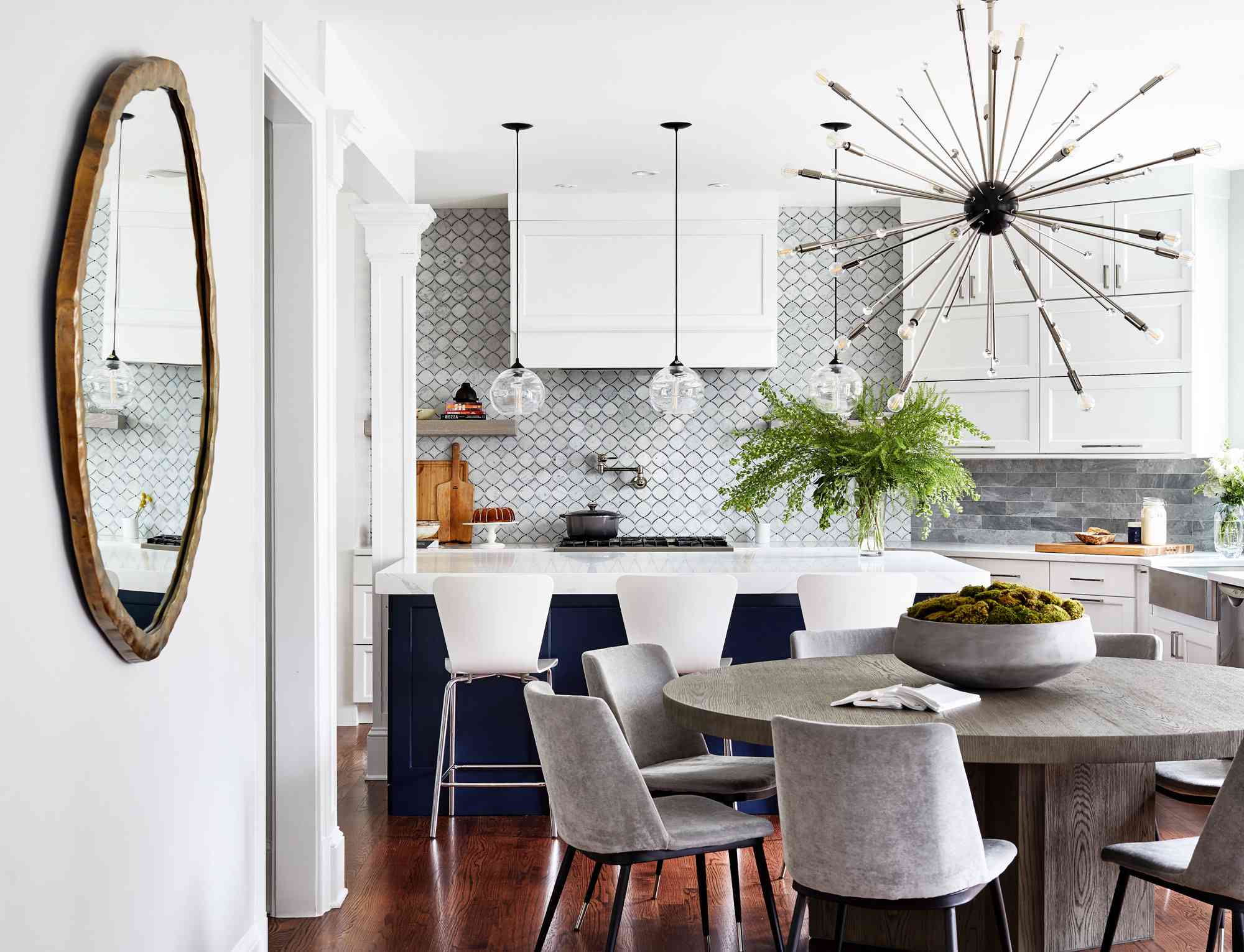 白色、灰色和蓝色的厨房