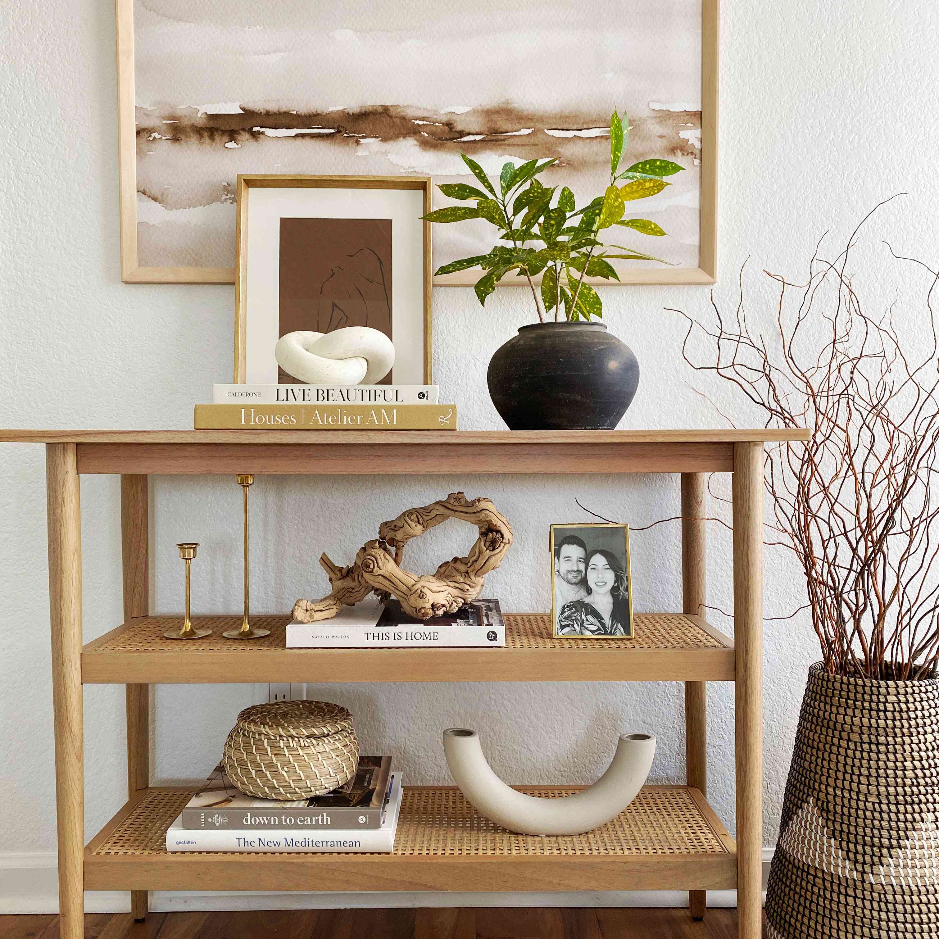 与装饰的自然木桌。