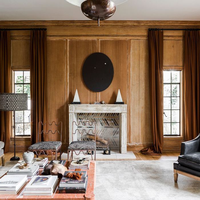 在木镶板客厅的大理石茶几