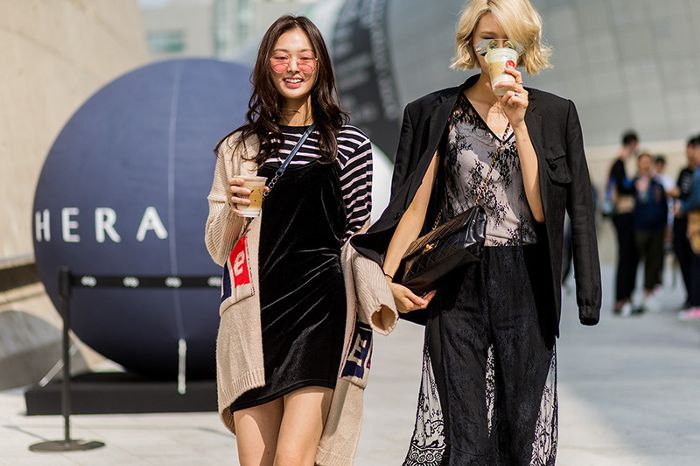 两个女人在喝咖啡“class=