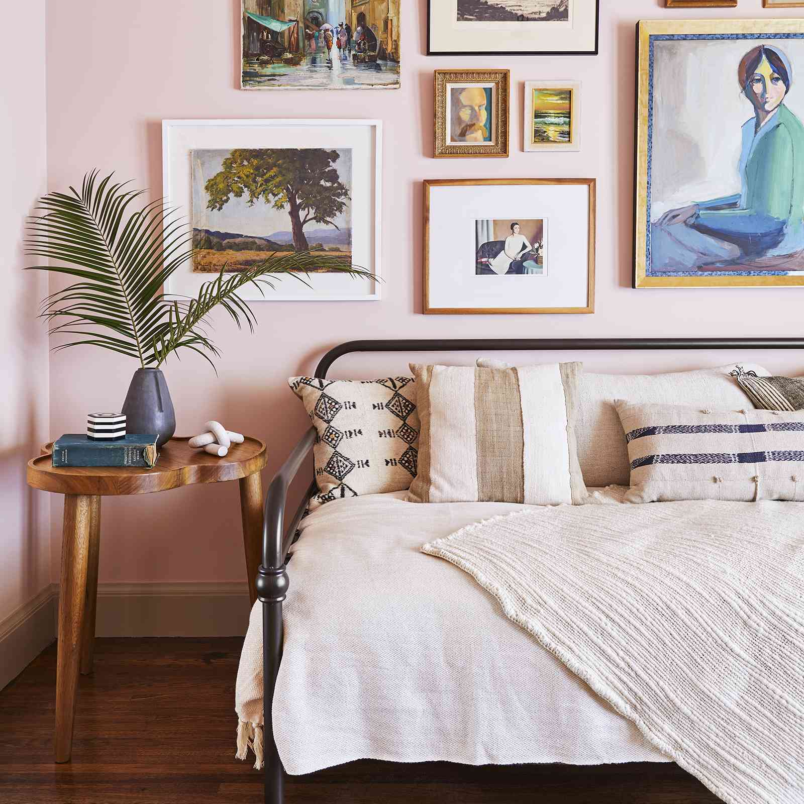 最好的卧室的想法 - 沙发床带走廊的墙上