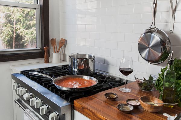 在炉灶上的sardel炊具