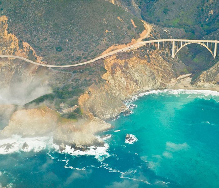 比克斯比大桥的航拍和太平洋的大苏尔，加利福尼亚州