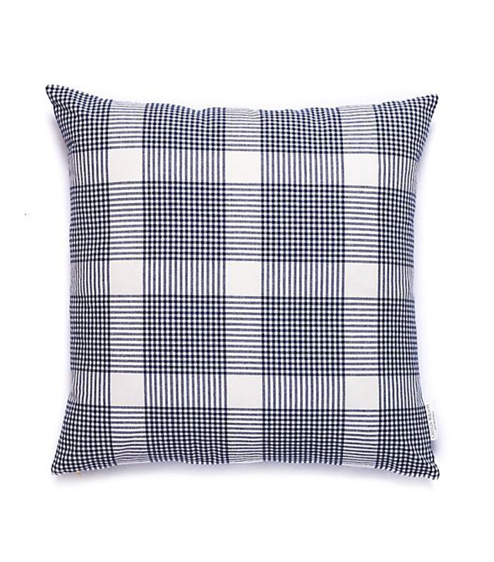 凯特琳·威尔逊设计的深蓝色小格子枕头