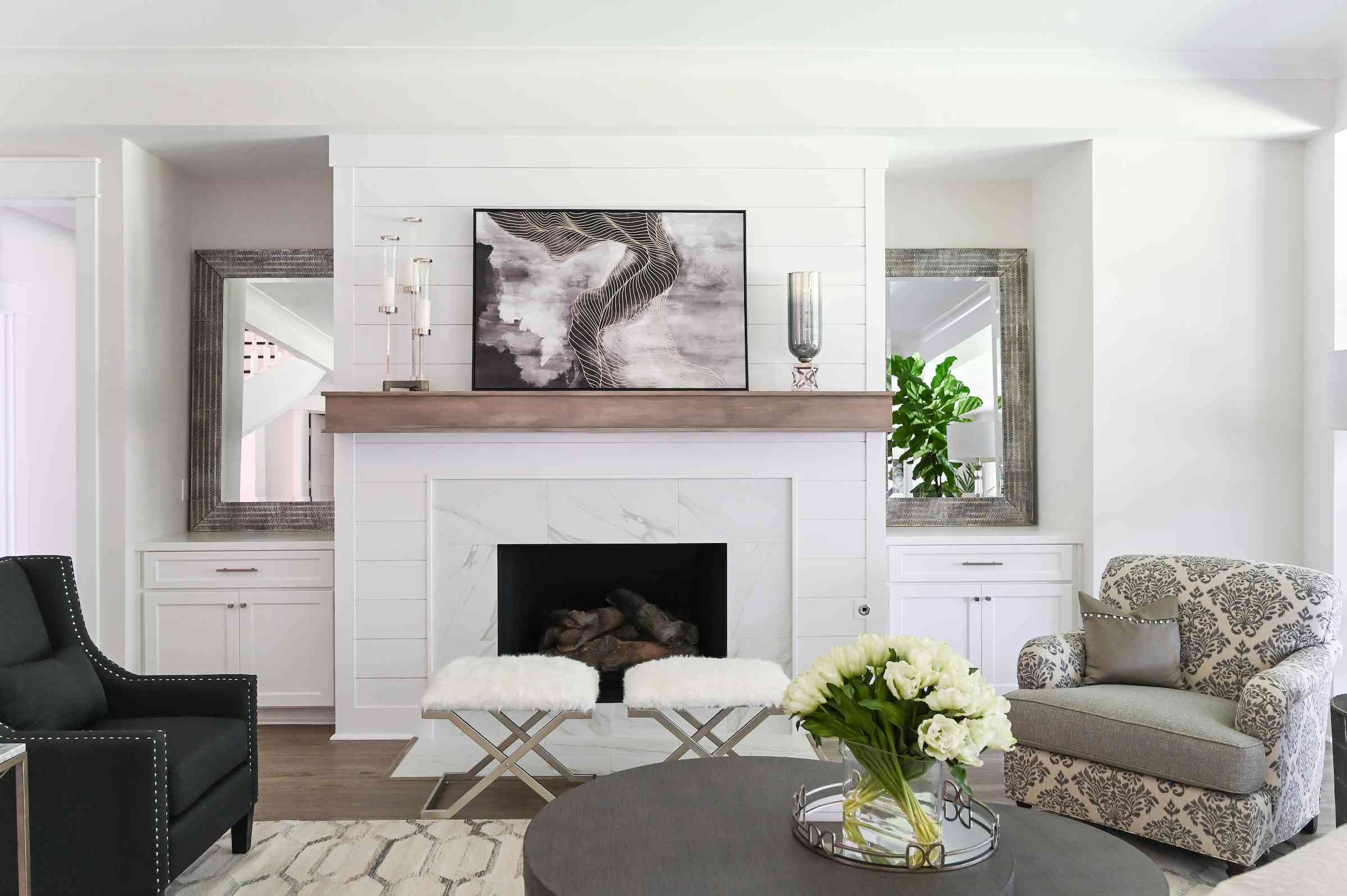 白色，干净的传统客厅与奢华细节。