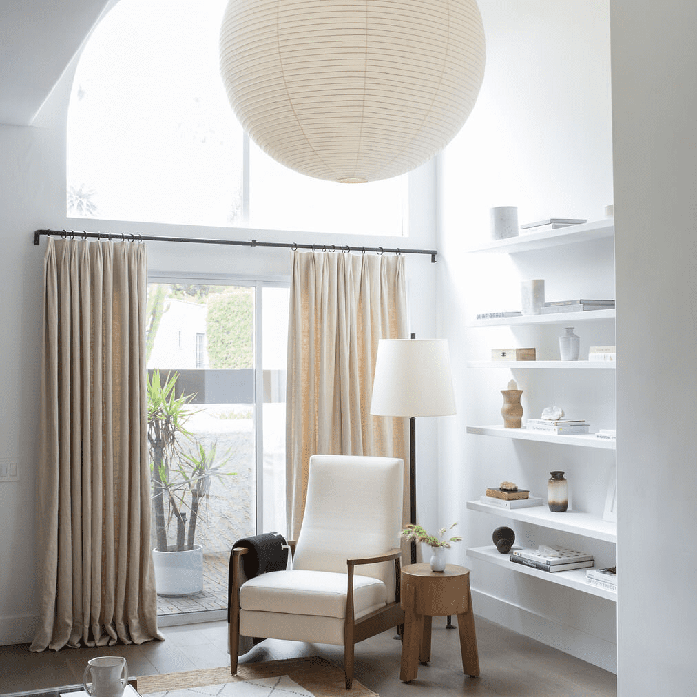 一间挂着象牙色窗帘的全白客厅