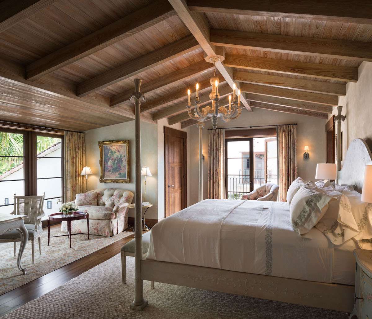 客房配有木镶板天花板