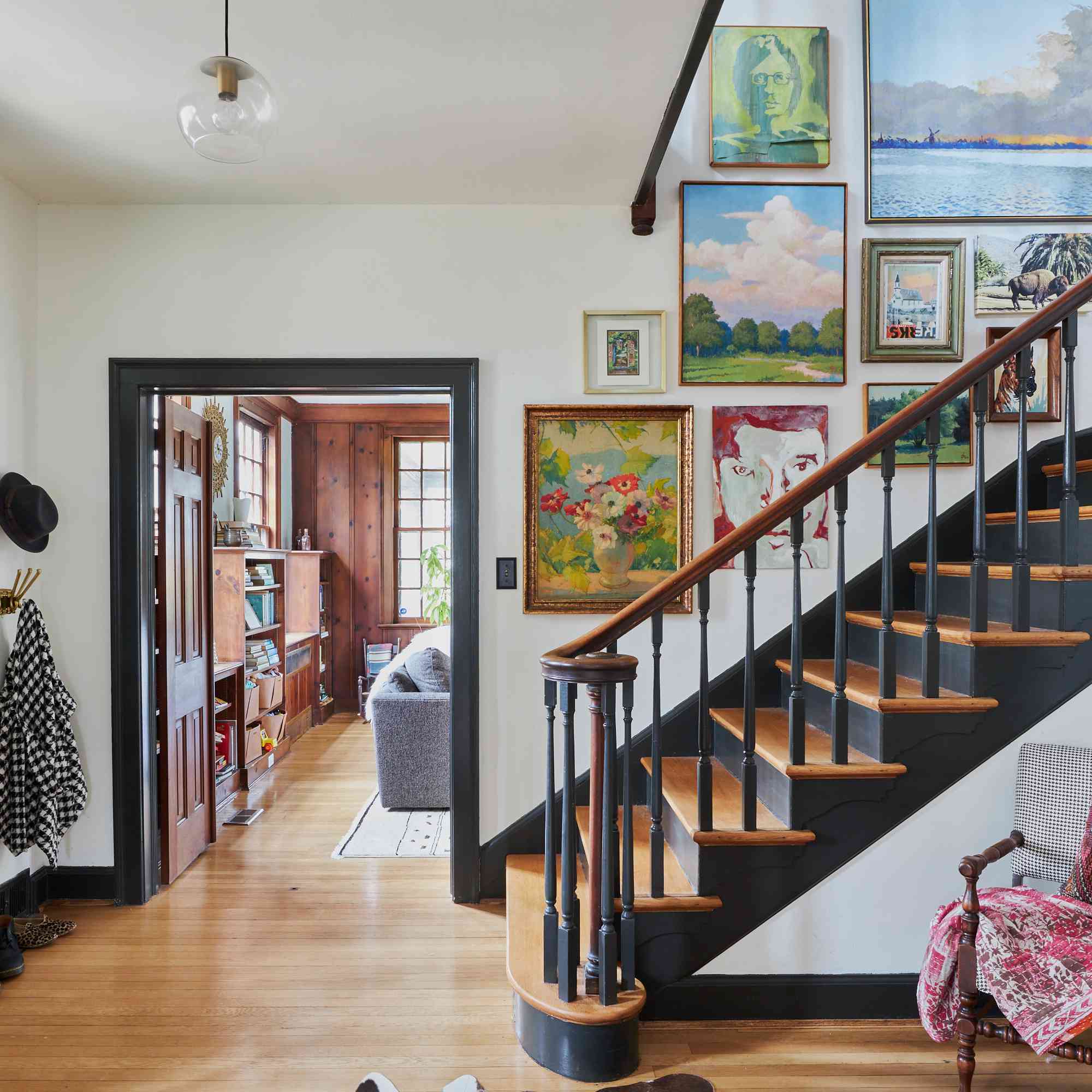 折衷画廊墙上升楼梯。