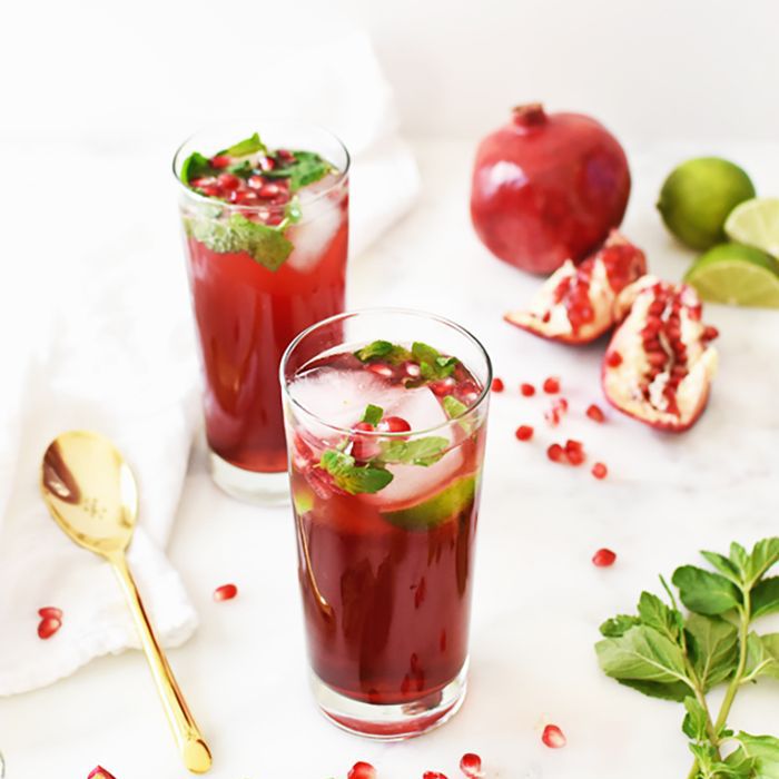 波光粼粼的浆果和石榴无酒精鸡尾酒非酒精饮料的夏天