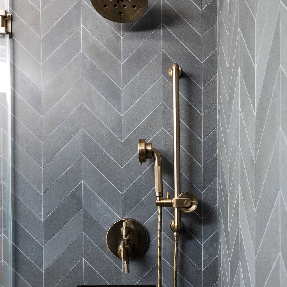 淋浴间内衬炭砖，砖被布置成人字形