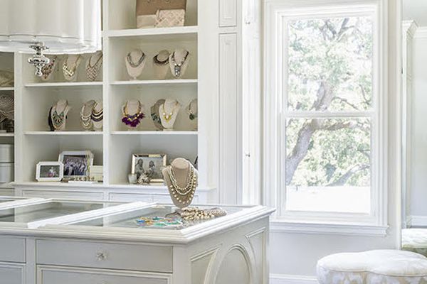 可爱的白色衣橱与珠宝存贮。