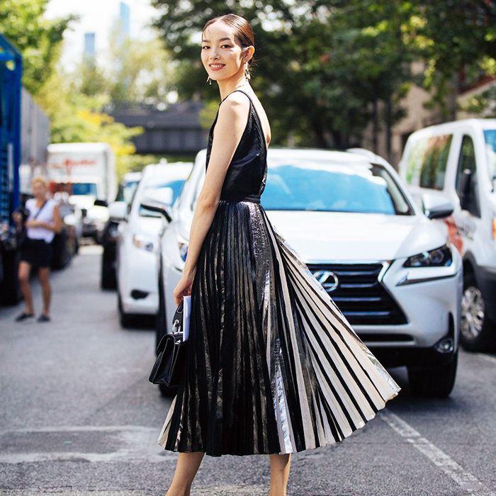 一个快乐的女人穿着黑色的衣服
