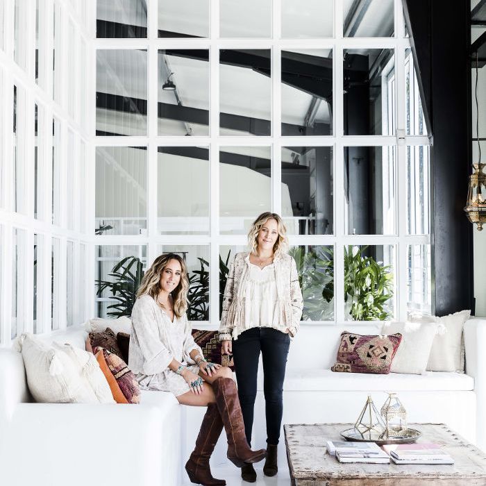 咒语，在他们的办公室吉普赛集体的创始人