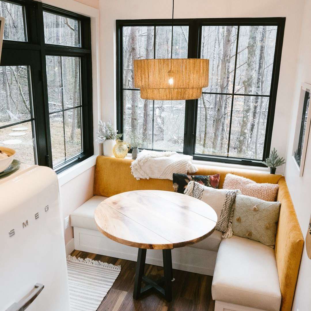 早餐Nook配有长凳和藤吊灯。