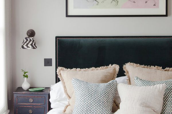 床与粉笔涂上床头柜。