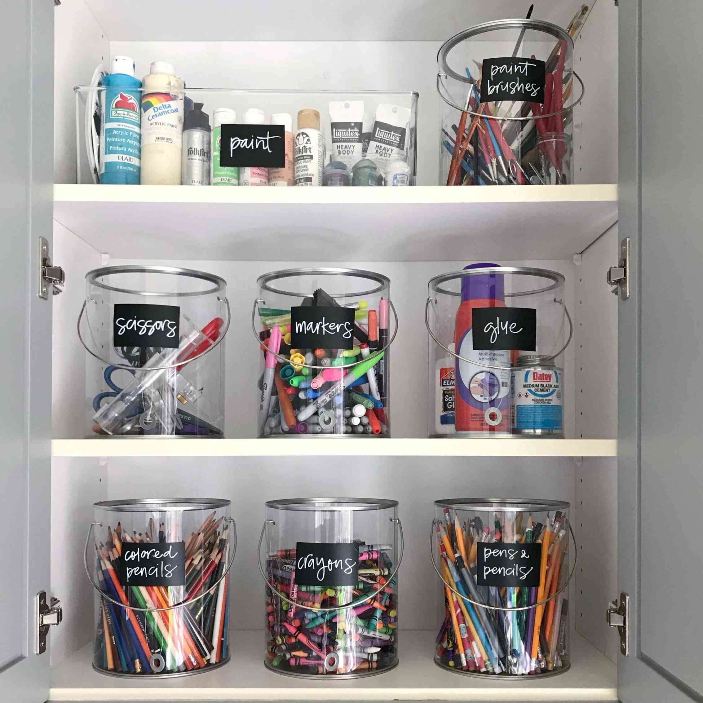 架子上摆放着整齐的工艺品