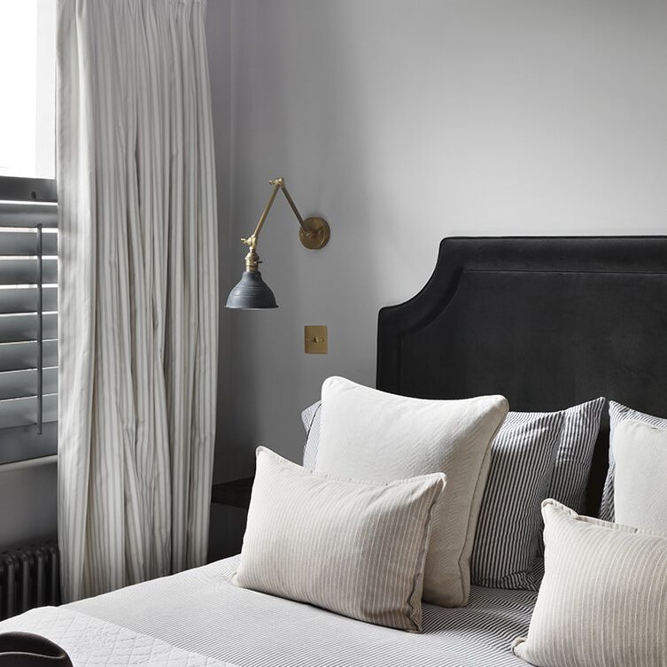 有几个象牙枕头的床