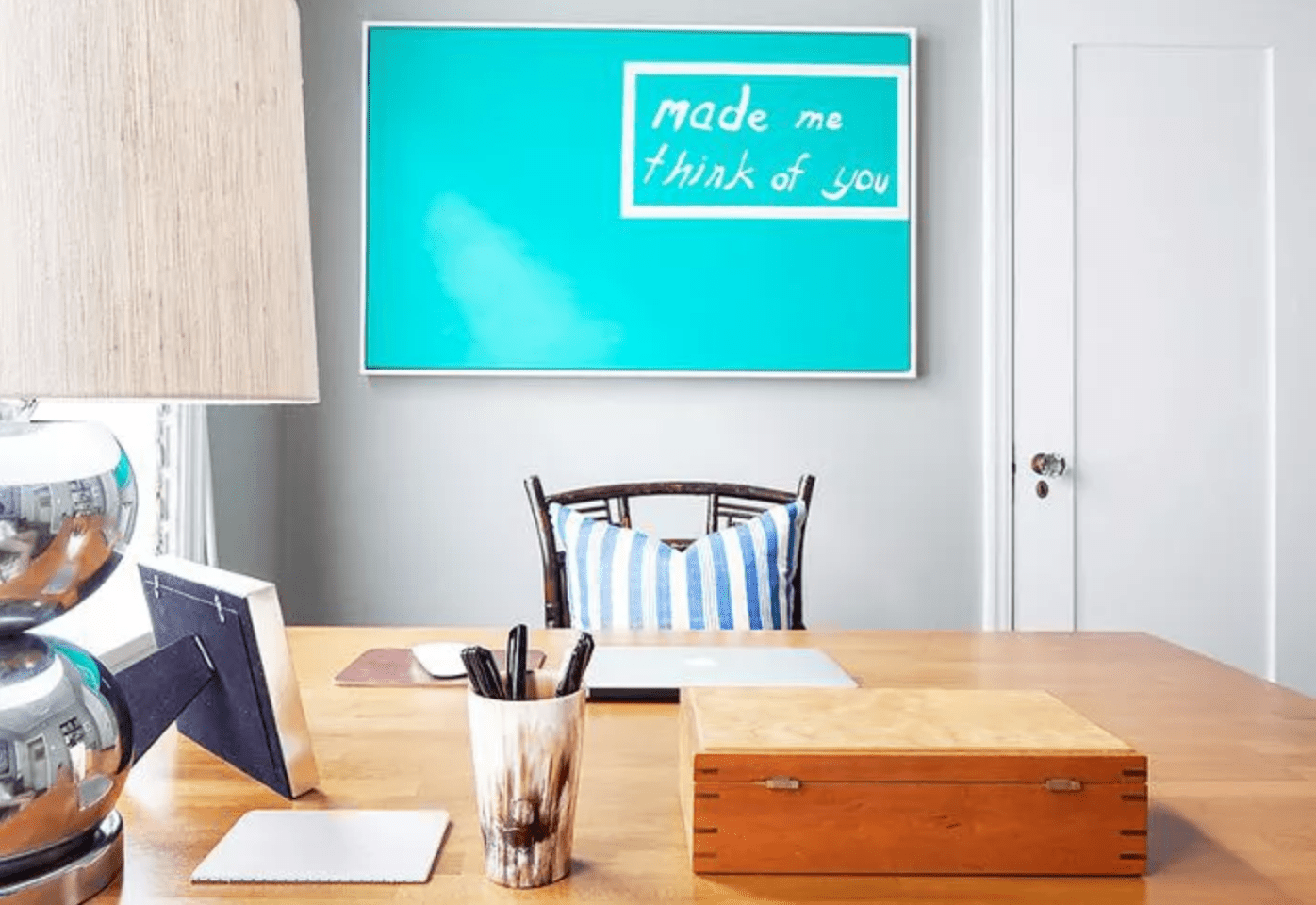 家庭办公与大型艺术品凫蓝色条纹抱枕，台灯