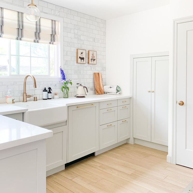 带宜家柜的灯泡厨房