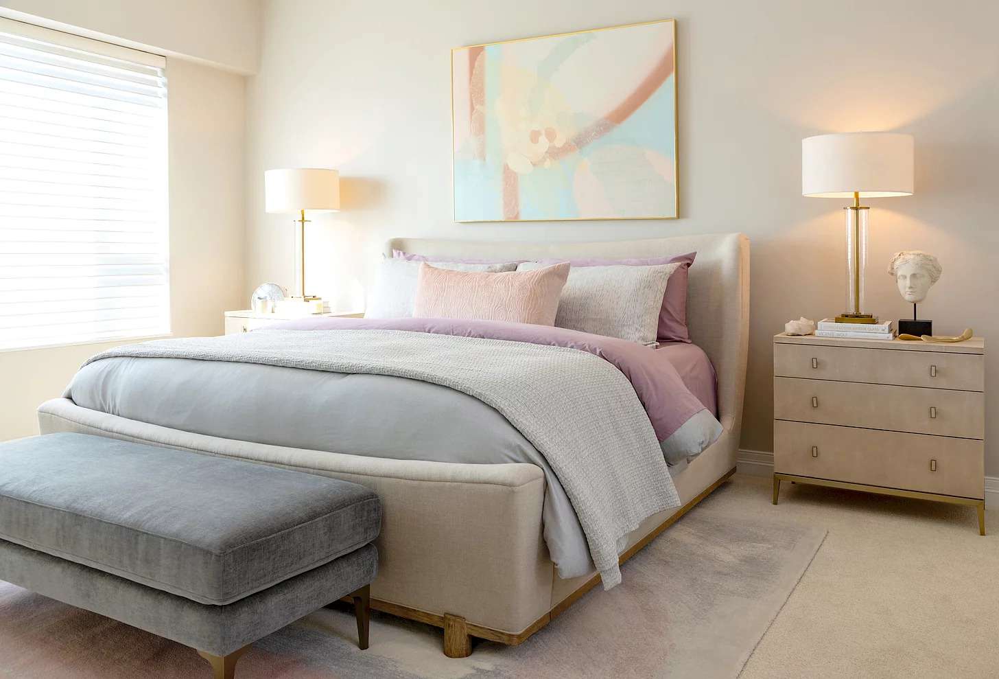 一间带有粉色装饰的现代卧室。