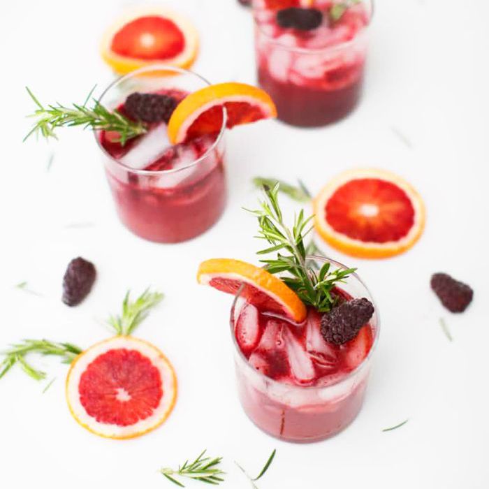 黑莓汁的香味无酒精鸡尾酒非酒精饮料的夏天