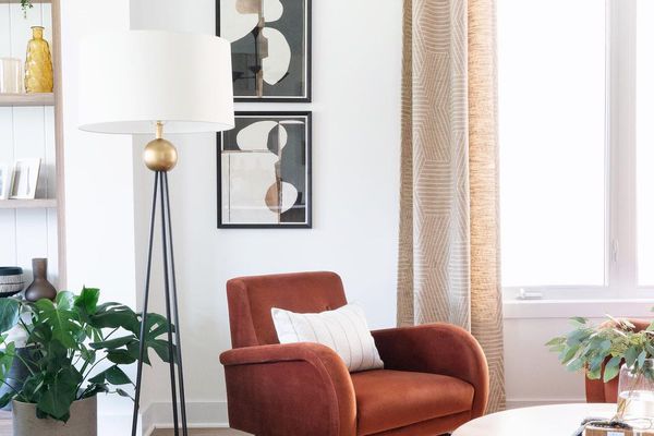 有中性窗帘的房间