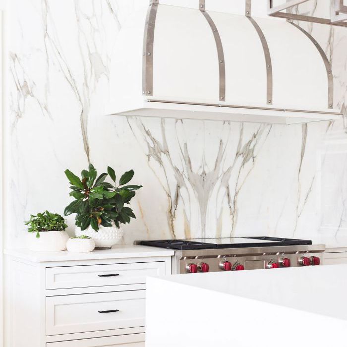 一个闪闪发光的干净厨房