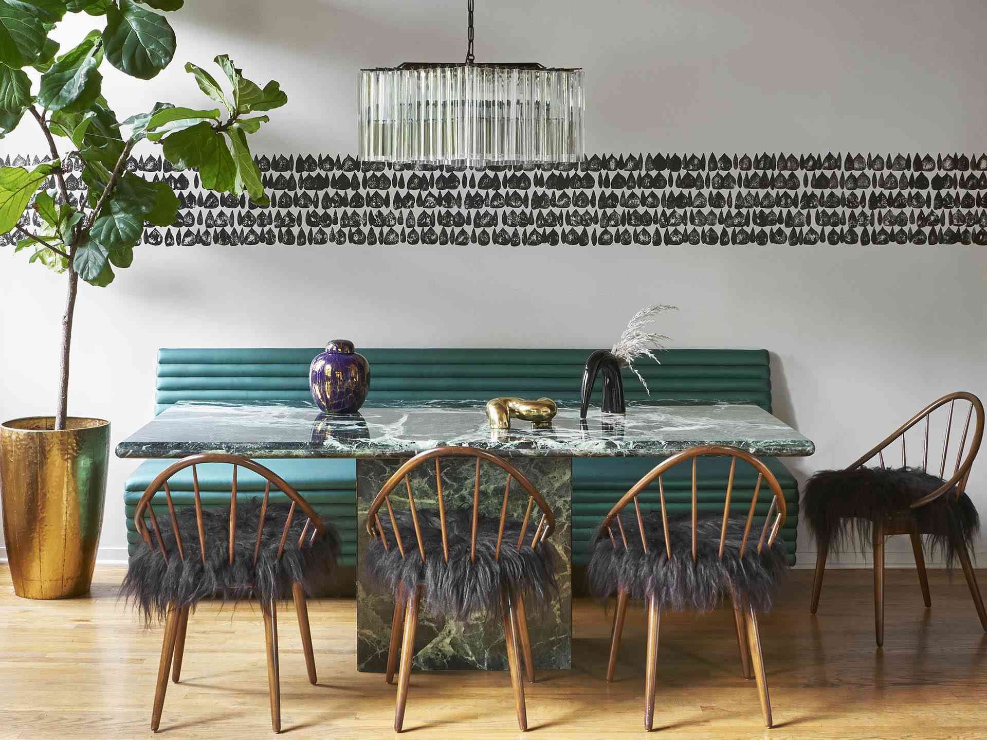 客厅与纹理座椅和绿色大理石桌子