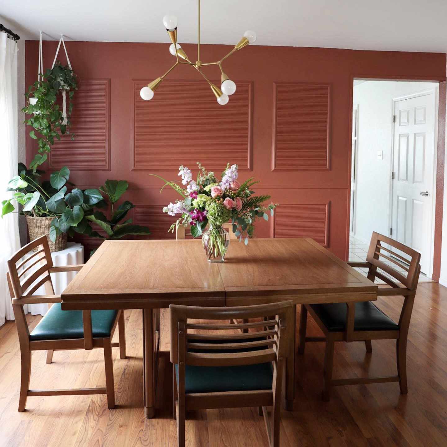 有大木桌的红色餐厅。