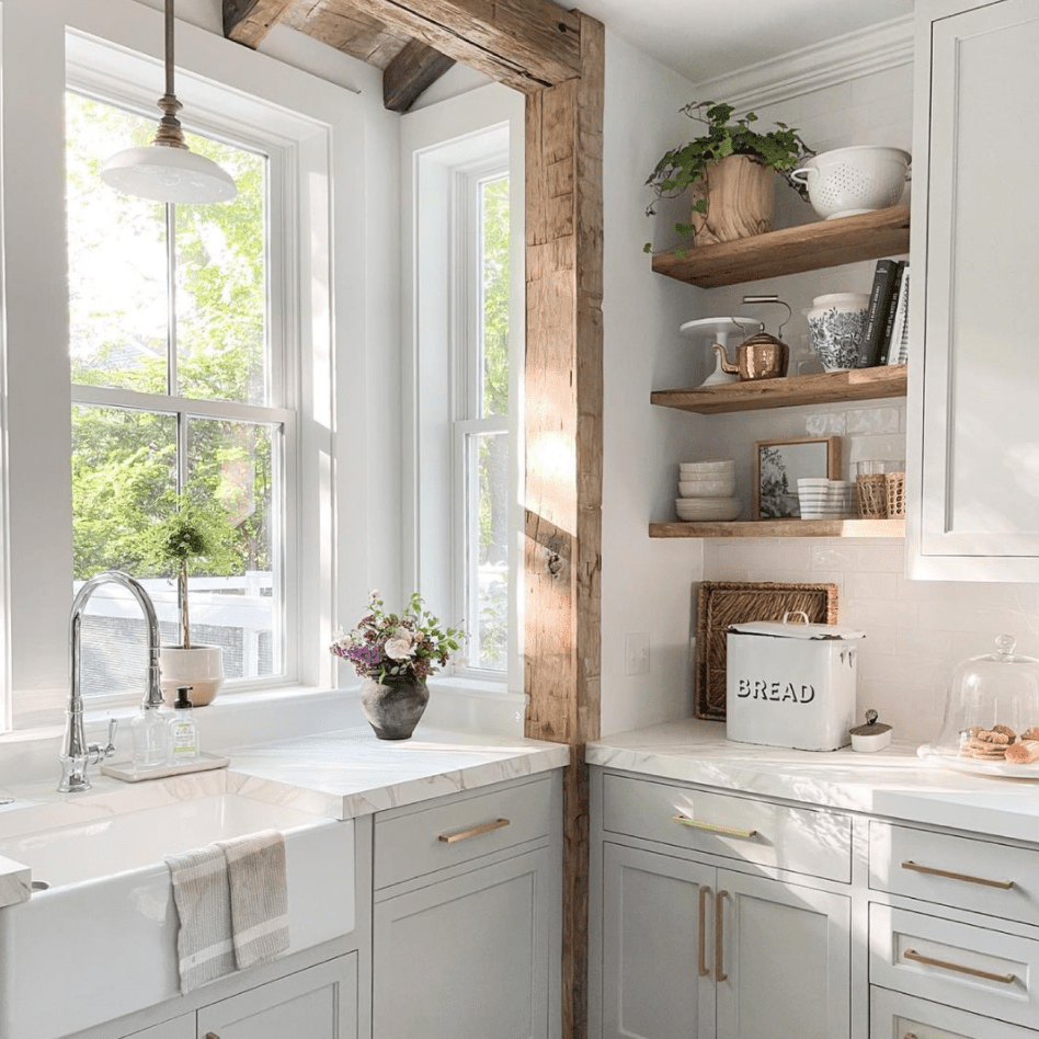 一个有仿古木质口音的小白色厨房