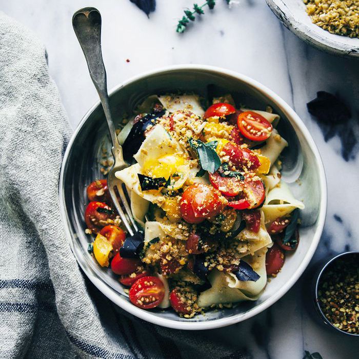 素食食谱面食西红柿和鹰嘴豆崩溃