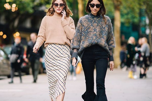 两个女走在人行道在一起