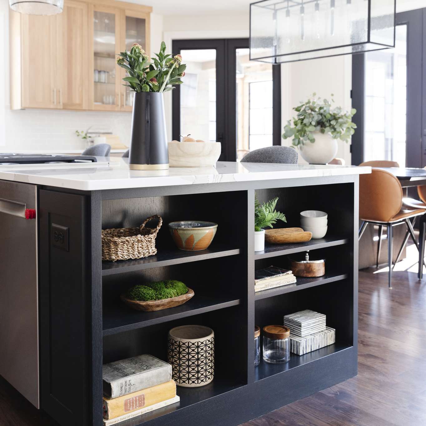 带嵌入式书柜的厨房岛