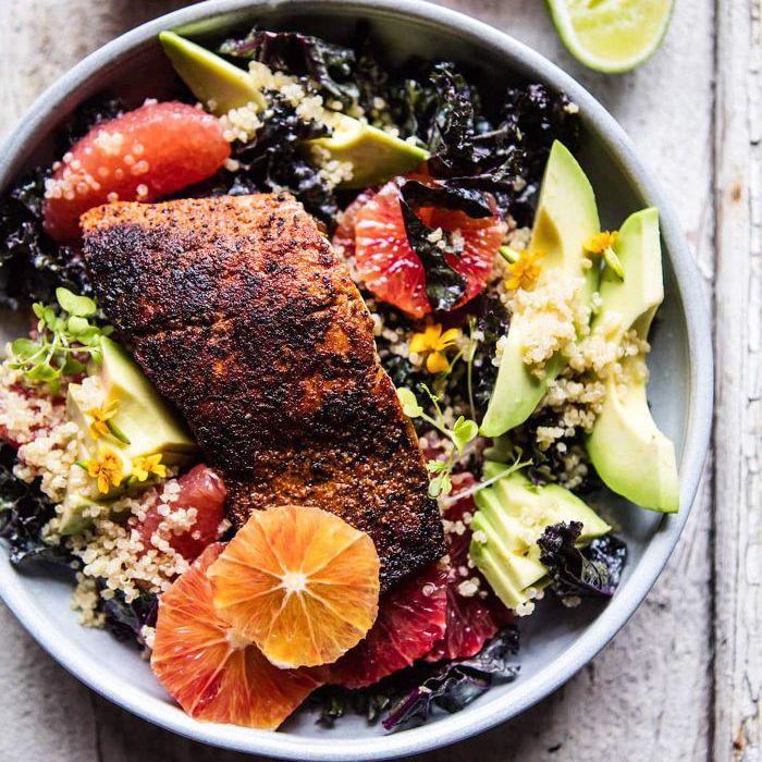 发光的柑橘鳄梨藜麦熏鲑鱼沙拉