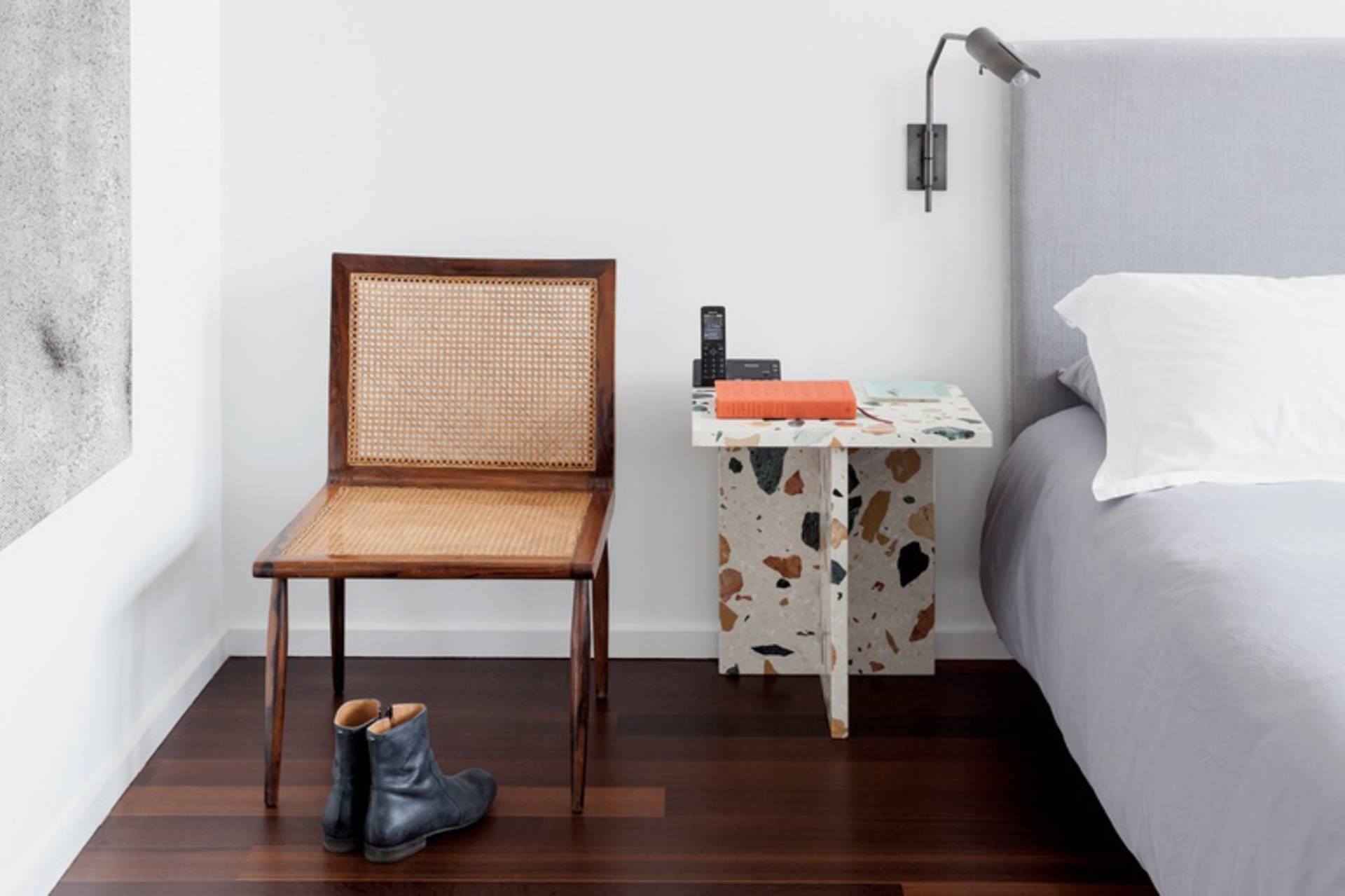 床边有水磨石边桌。