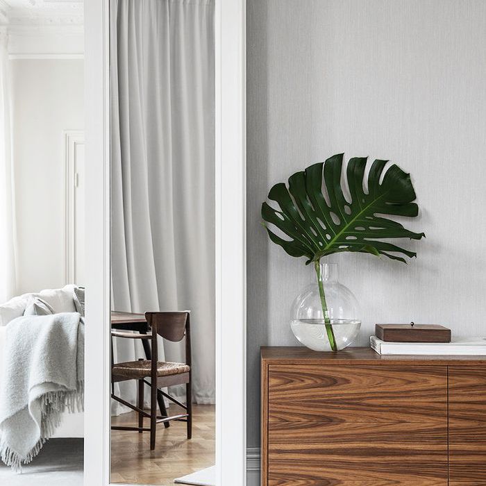 与人字形图案的木地板的卧室