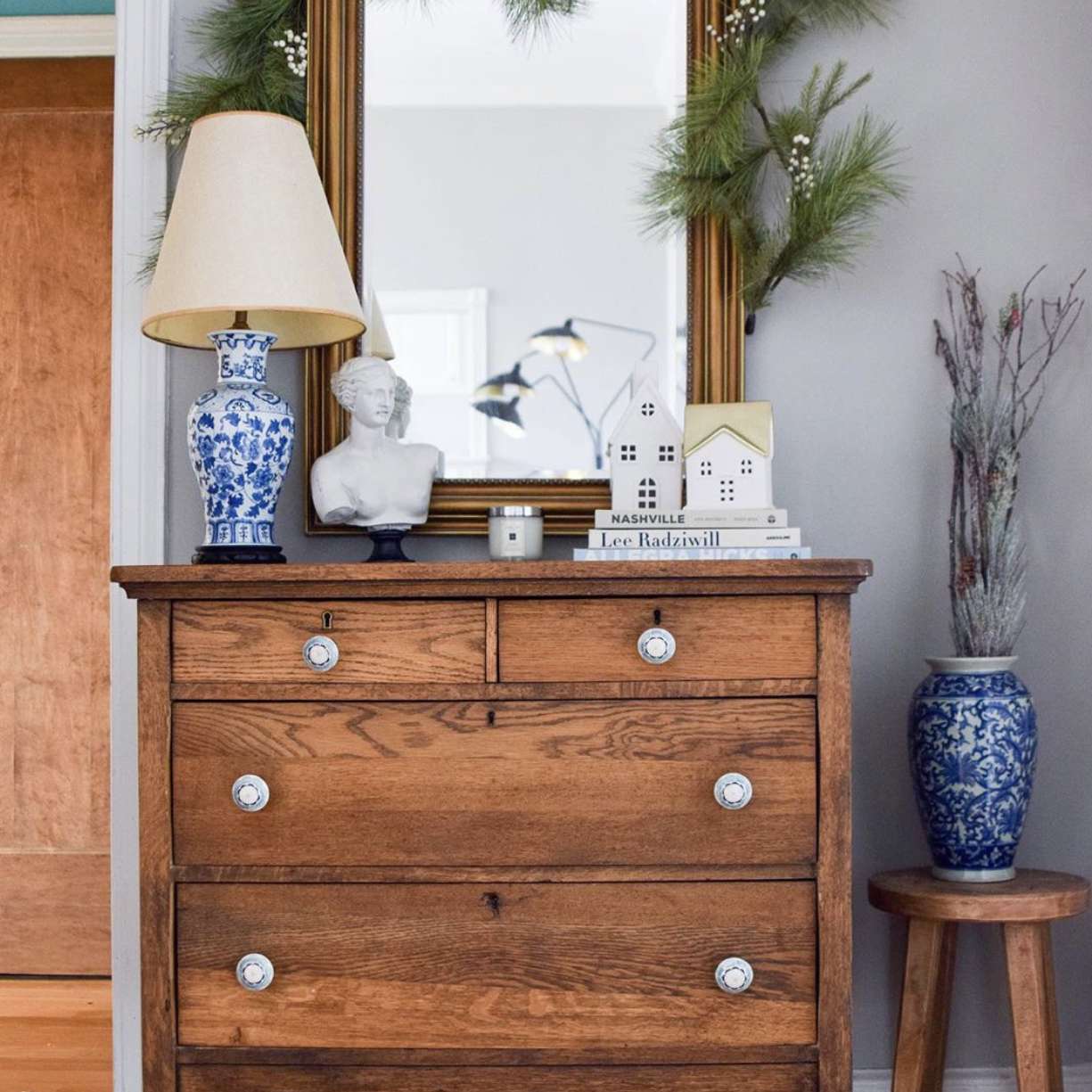 梳妆台在入口通道