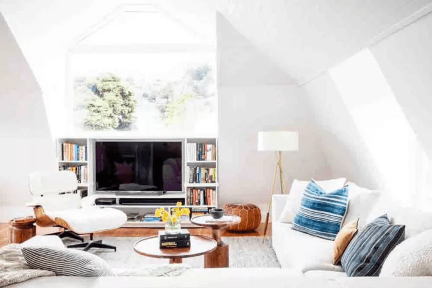 装饰在有机形状像圆形的泡芙和边桌软化四四方方的客厅