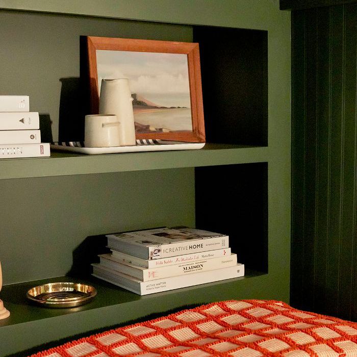 小卧室的书架上