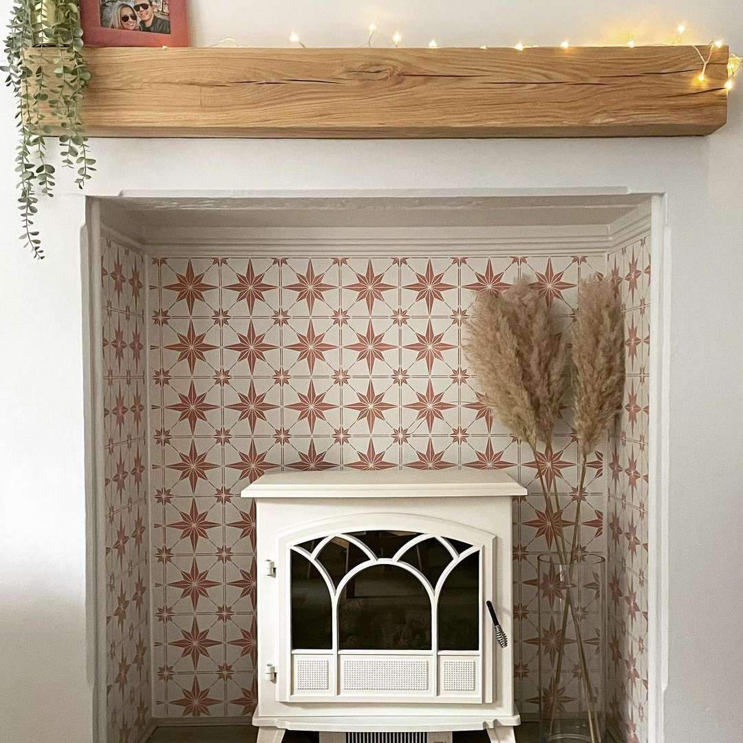 壁炉与粉红色瓷砖