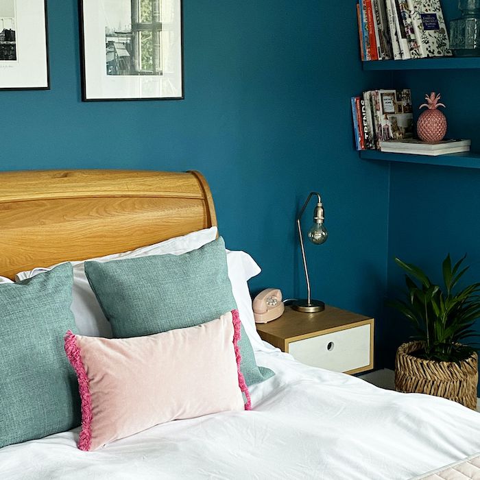 最好的卧室想法-深蓝色的卧室和浮动的架子