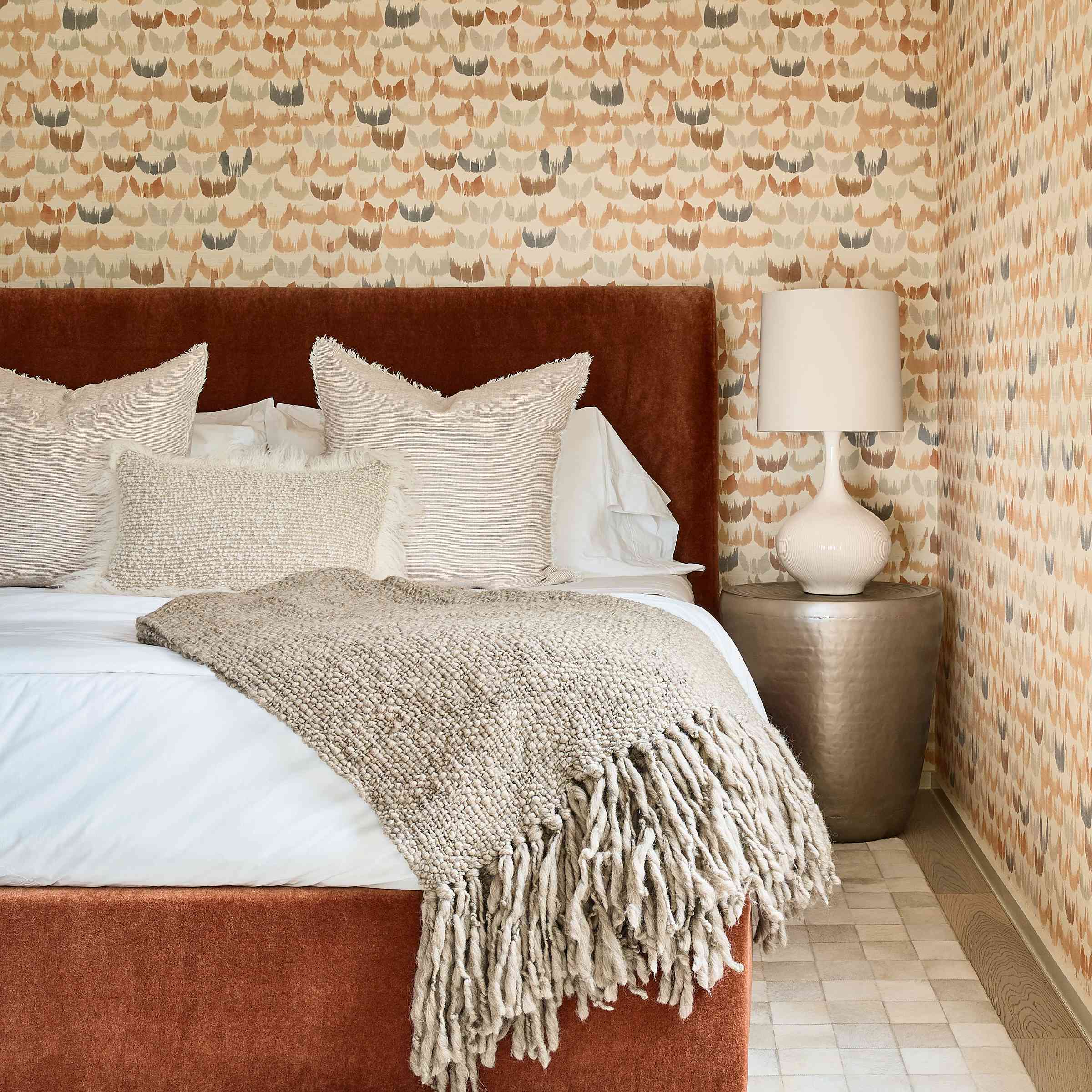 主中性卧室与定制墙纸。