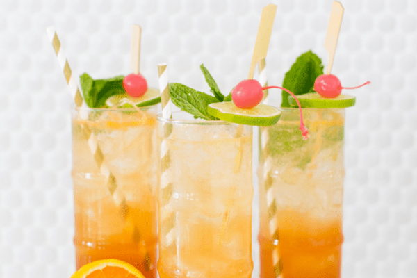 埃斯梅拉达菲斯波光粼粼的朗姆酒鸡尾酒