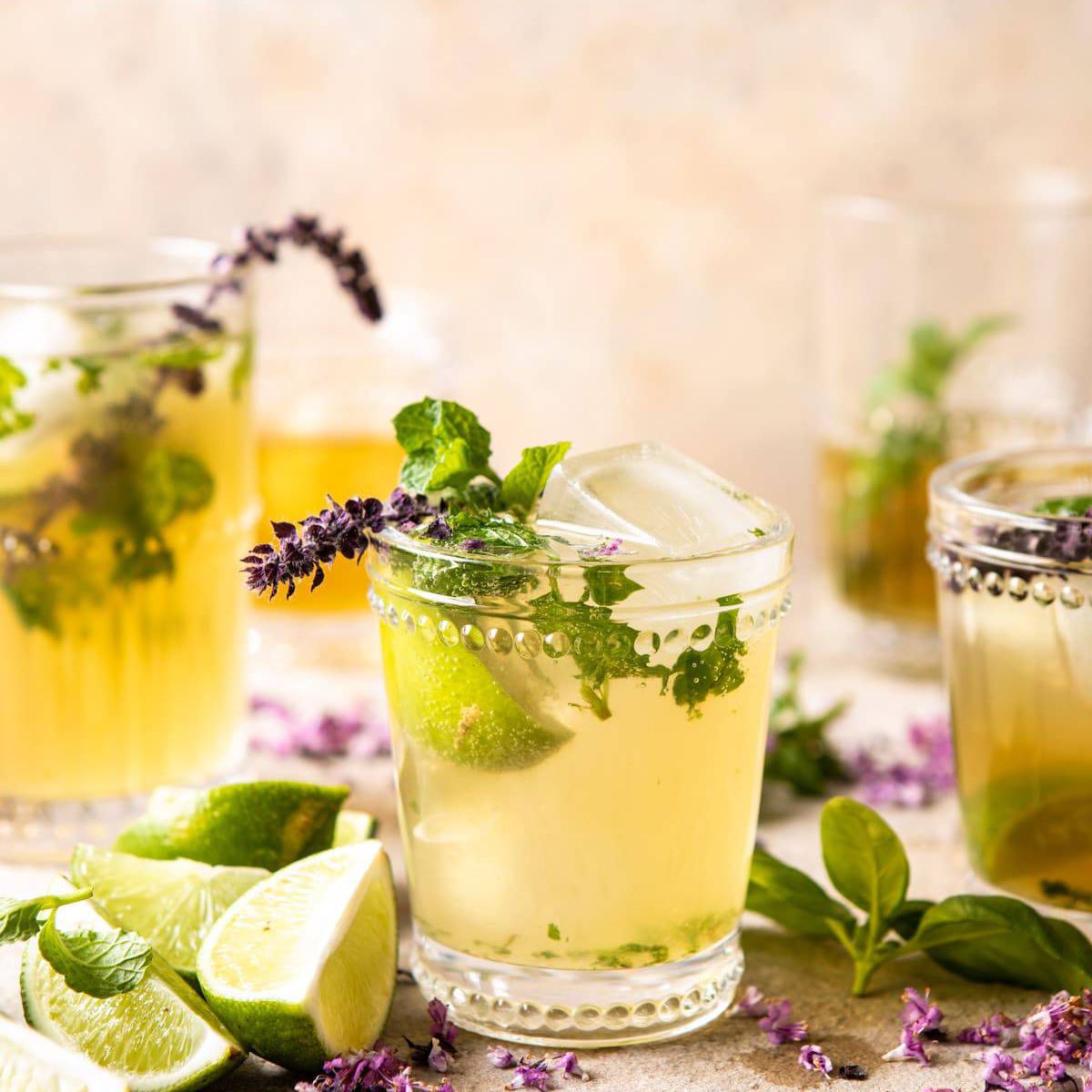 白茶和混乱罗勒和薄荷莫吉托