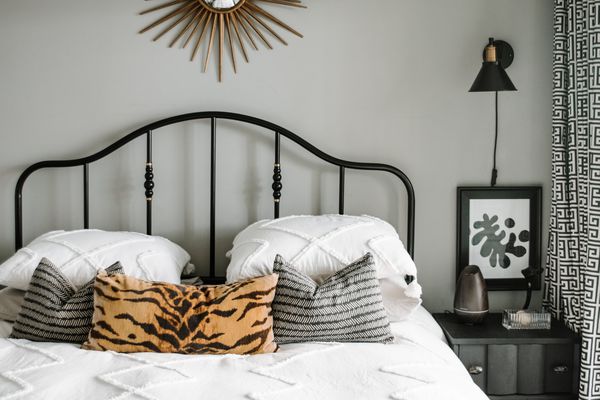 宜家黑色床架，上面有昂贵的被子。