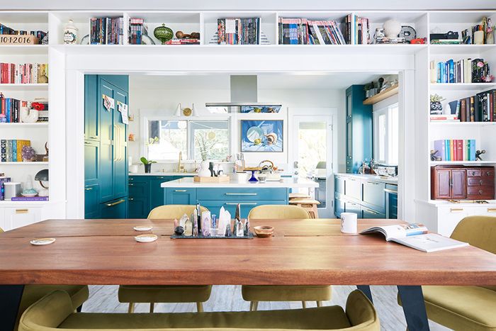 一个大胆的加州平房的厨房