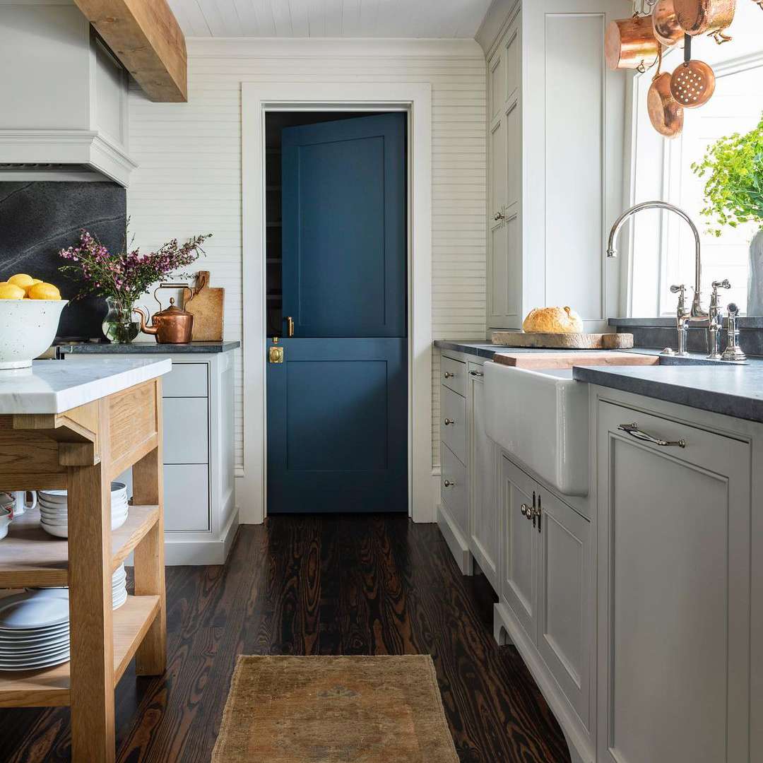 蓝色荷兰门在厨房里