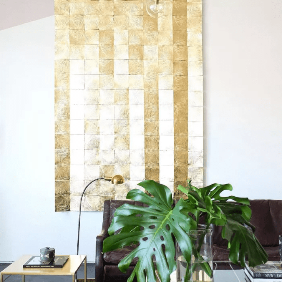 办公室配有大型金属艺术品和金色金属边桌